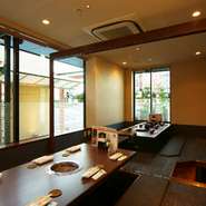 ご宴会等に最適な堀り炬ごたつ式のお席です。
土、日、祝日は特にご予約が多い為、是非お早目のご予約を！