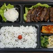 黒毛和牛　カルビ弁当　　1,500円
黒毛和牛　上カルビ弁当　2,300円
黒毛和牛　上ハラミ弁当　2,500円
us ハラミ弁当　1,300円

※写真はカルビ弁当です。