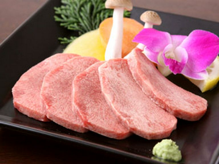 当店の上タン塩は厚みがあってとってもジューシー！