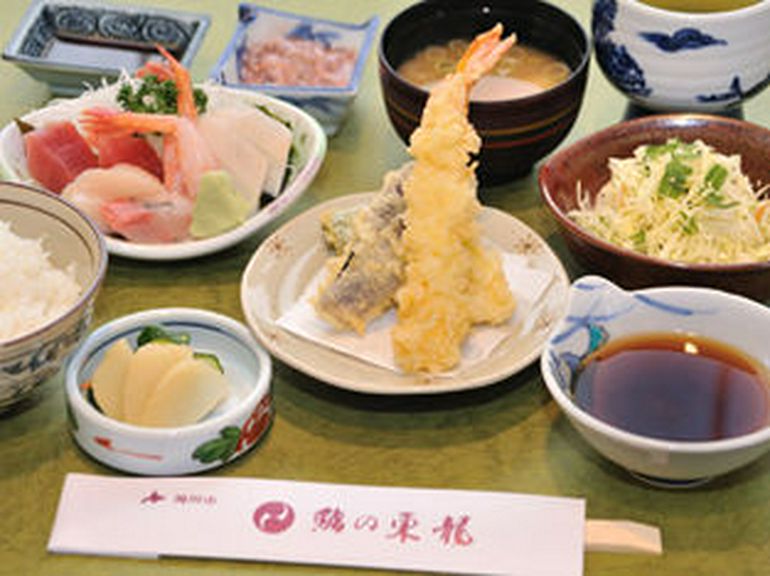 昼定食　他ににぎりとチラシのセットもご用意しています。