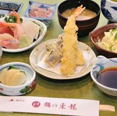 昼定食　他ににぎりとチラシのセットもご用意しています。