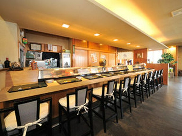 カウンター ゆったり広いカウンターは10席ご用意しています。