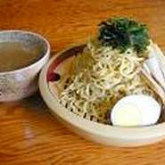 麺は冷たくスープは熱く！
味噌はピリ辛！
醤油は濃いめで酸味の利いた味！