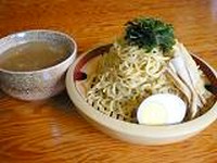 麺は冷たくスープは熱く！
味噌はピリ辛！
醤油は濃いめで酸味の利いた味！