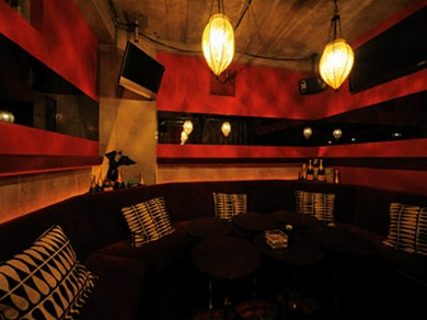 高揚感が生まれる赤を基調とした店内は合コンにオススメ！