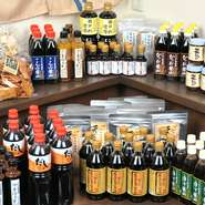 地域によって、それぞれ個性がある醤油。広島県呉市にある自社の醤油蔵で製造される「やまき醤油」は、三津口谷山中の天然の地下水と厳選した材料を使い、瀬戸内海でとれる魚貝に合うまろやかな旨みを持っています。