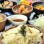北海道産の小麦粉を使い、店内で毎日、うっているうどんです。昼はしっかりとした食感のある太麺、夜はつるつると喉ごしの良い細麺を提供します。自社の醤油を使った麺つゆとの相性も抜群です。