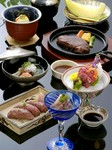 11,500円コース(税込12,650円)、13,500円コース(税込14,850円)、16,500円コース(税込18,150円)、19,500円コース(税込21,450円)をご用意しております。
※写真は、松阪肉会席　13,500円コース(税込14,850円)です。