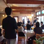 結婚や還暦など、どんなパーティーでもご相談下さい。大切な人たちとの素敵なパーティーになるよう、お手伝い致します。貸切は着席で32名様、立食で40名様でご利用可能です。木の温かみある雰囲気の店内です。