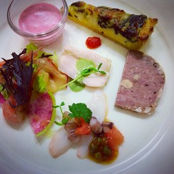 吟味された旬の素材を使ったコース料理をご堪能下さい。