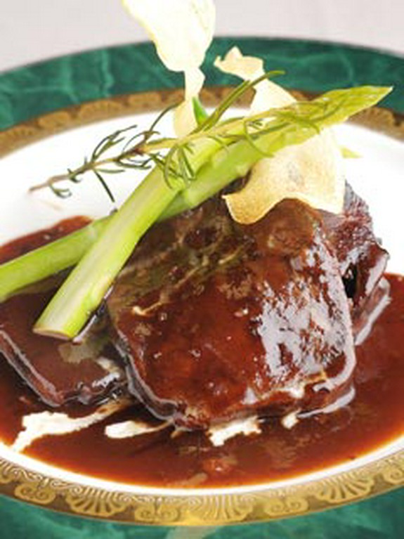 牛タンを柔らかく煮込みました。口の中にうま味が広がります。