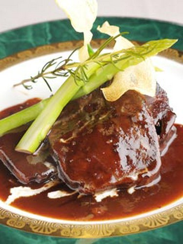 牛タンを柔らかく煮込みました。口の中にうま味が広がります。