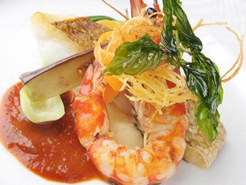 新鮮な魚介類の味に海老の風味がたっぷりの人気のソースが決めて