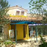 オリーブなどの木々に囲まれた、南欧の建物。近鉄湯の山線・桜駅から程近い「キャナリィ・ロウ四日市店」隠れ家の様に木々をくぐった先にある、黄色の建物を入ると・・・。