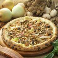 4種のナッツとフライドオニオンの香ばしいカリカリ食感が楽しめるのピザ