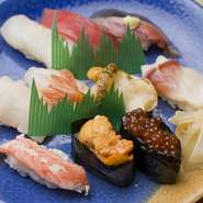 旬のネタを楽しみたいなら『おまかせ握り』がおすすめ。食事の締めくくりにピッタリの5貫、大満足の10貫から選べます。お腹がいっぱいでも思わず箸が伸びる一品です。