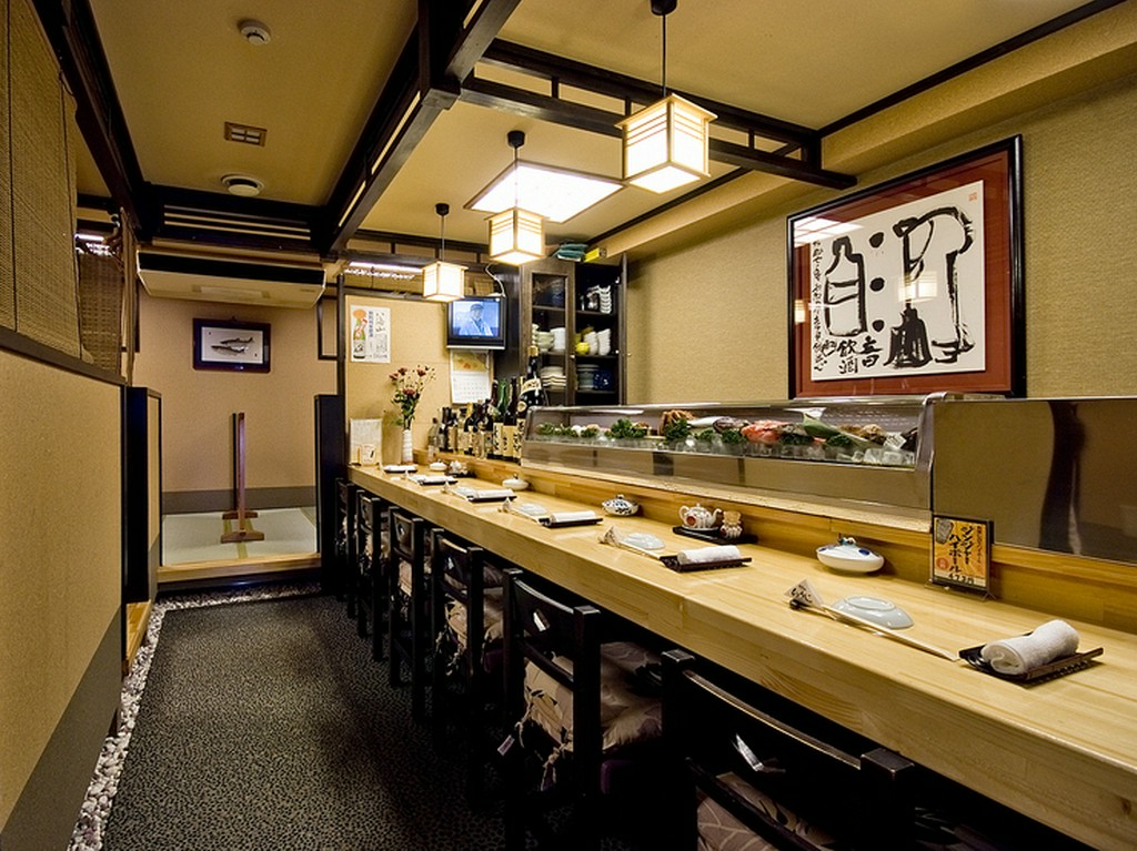 こだわりの食材や焼酎が並ぶカウンターでゆっくりと