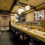 カウンターは全部で6席。一人でも気兼ねなく食事を楽しめます。おすすめの食材やお酒について、料理長とコミュニケーションを楽しむのもおすすめです。