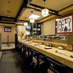 こだわりの食材や焼酎が並ぶカウンターでゆっくりと