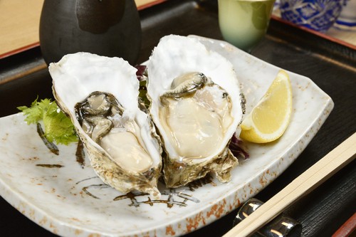 新鮮な『殻つき牡蠣』はまさに海のミルク！　レモンでさっぱりと
