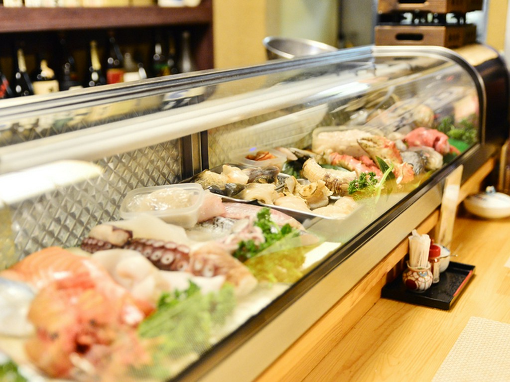 新鮮な食材が並ぶガラスケース。直接見ながら選ぶのも楽しい！