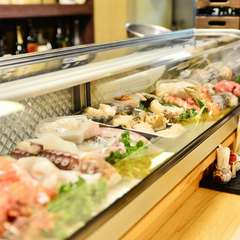 新鮮な食材が並ぶガラスケース。直接見ながら選ぶのも楽しい！