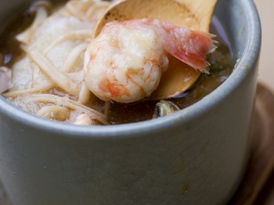 たっぷり魚介に長いもとろろをのせて蒸しあげた 前店『双子山』からの名物、大和蒸しが付いたコースです。