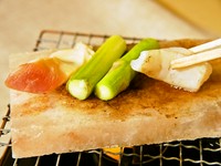 人気の岩塩プレート焼と職人が握る寿司にこだわったコースです。
