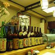  カウンターは６席、ケースに並ぶ食材を眺めながらゆっくり飲みませんか？
お刺身、お寿司は目の前でお造りしてます

釣りとお酒を飲むこと、会話が大好きなマスターに気軽に声を掛けてくださいね