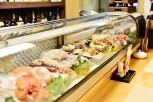 生簀＆ガラスケースには、旬の食材が勢揃い！