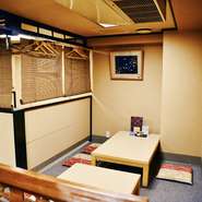 程よく区切られたテーブル席は、店内のにぎわいを感じながらも、周りに気兼ねなく食事を楽しむことができます。お子様連れの夕食や、友人同士の語らいの場におすすめです。