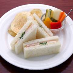 ハムとチーズのサンドウィッチ　800円