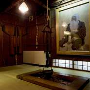 様々なお席をご用意しております。

■囲炉裏のお部屋（８名様～）
■雪の結晶をイメージした六角形の茶室（個室・２名様～）
■蔵の扉の中の大広間（16名～23名様)
■アイヌ家屋（チセ）を再現したお部屋