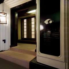 一歩足を踏み入れるとかつて質屋の蔵として使われていた扉がある