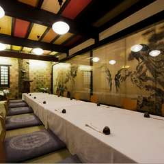 重量感ある蔵の扉の中には宴会に最適な大広間（16名～23名様)