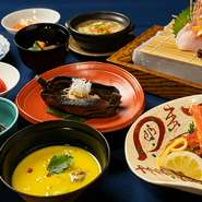 ※仕入れの状況によって内容が変わる場合がございます。
※お好みの調理法がございましたらぜひお知らせください。ご予算のご相談にも応じております。

※消費税は別途頂戴いたします。
『サービス料』　お座敷 15％ / カウンター 10％
『個室料』　お部屋代としておひとり様につき、税込550円を別途頂戴しております。