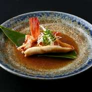 北海道の食材を大切にした“蟹と北海道料理”をご用意しております。人気の一「きんきの煮つけ」は脂ののったきんきを吟味し、
塩加減・火加減に注意し仕上げております。