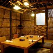 ご予約の際に観光やご家族のお祝い、接待など、ご要望や趣旨をできるだけ伺った情報を元に、
お料理に反映し提供しております。笑顔、挨拶を大切にし、お客様のお迎えやお見送りを積極的に行います。