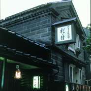 大正4年に建てられた石蔵の店内には北海道でもめずらしいアイヌ文化を取り入れたお部屋やご接待に適したお部屋の他、お一人様でもお楽しみいただけるカウンター席もご用意しております。