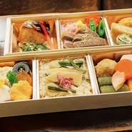 桜鱒の塩麹焼き、牛肉味噌風味焼き、蓮根挟み揚げ、山菜入り炊き込みご飯などを杉ノ目定番の口取りとともに彩り豊かに仕上げました。