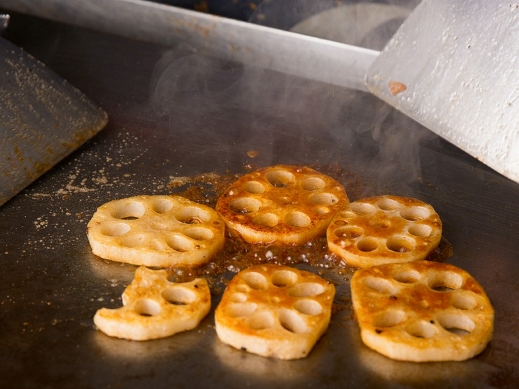 活気あふれる明るい雰囲気で、二人の楽しい時間を