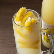 広島産のレモンからつくるレモンシロップと、凍らせた広島産レモンがたっぷり入った一杯。癖がなくさっぱりしているので何杯でもいただけます。甘めのシロップはアルコールが苦手な人にも人気です。