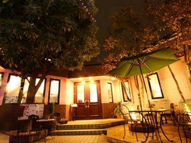 外国の庭園みたいなエントランスが好評です