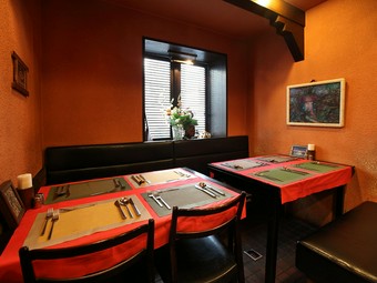 ロシア料理を楽しみながらゆったりと時間を過ごせる空間です