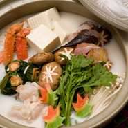 寒い季節は鍋料理がうれしい。豆乳入の、まろやかな出汁に数種の魚介がコラボしたよせ鍋に料理が付く。