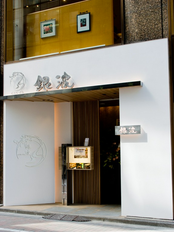 銀座すずらん通りの入り口です！　地下鉄銀座駅徒歩10秒。