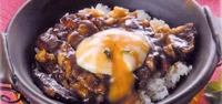 とろりとのった卵がたれとステーキにからまり、とまらない逸品です