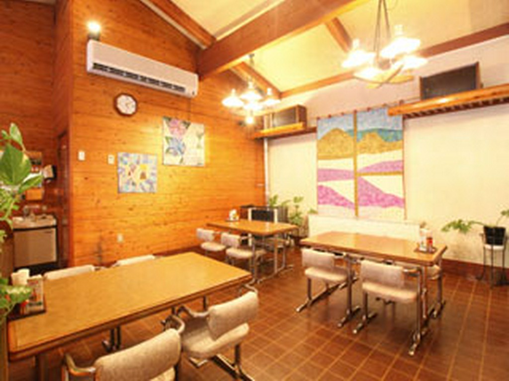 広々とした明るい店内