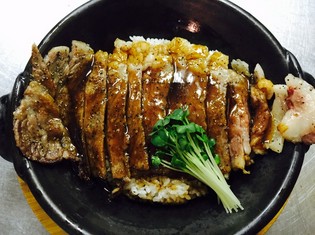 アツアツの「陶板」の器を使った『王様ステーキ丼』