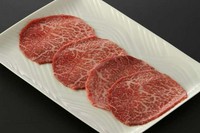 もも肉の「シンタマ」という部位の中心。きめ細かな肉質とさっぱりした味わい。脂が苦手な方にお勧め。